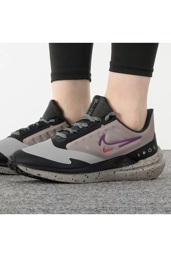 Nike flat bottom shoes shop