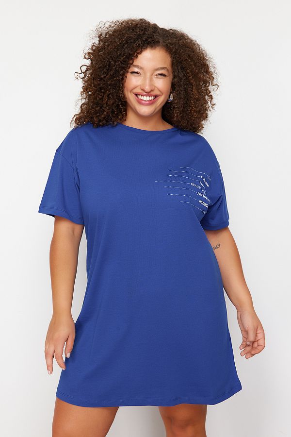 Trendyol Curve-Modré tričkové šaty větší velikosti – 100% bavlna, výstřih s výstřihem, Slogan Print, Tbbss23Ah00162 1