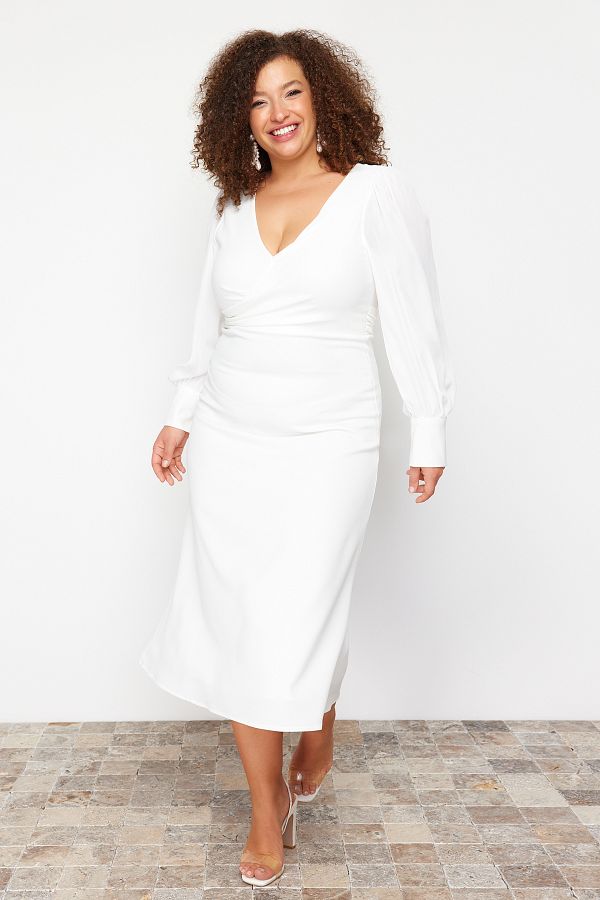 Trendyol Curve-Bílé dlouhé rybí šaty s výstřihem do V – Stylové večerní/Nikah TBBSS24AH00118 1