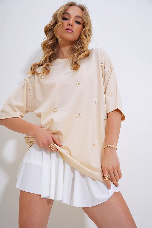 Trend Alaçatı Stili-Beiges Oversize-T-Shirt mit Rundhalsausschnitt und Perlen- und Steinstickerei für Damen ALC-X11964 1