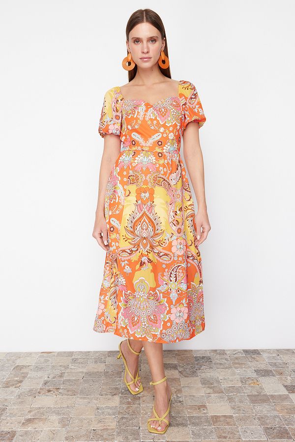 Trendyol Collection-Pomarańczowa wzorzysta linia A z kwadratowym kołnierzykiem i rozcięciem Midi z szyfonową tkaną sukienką TWOSS23EL01846 1