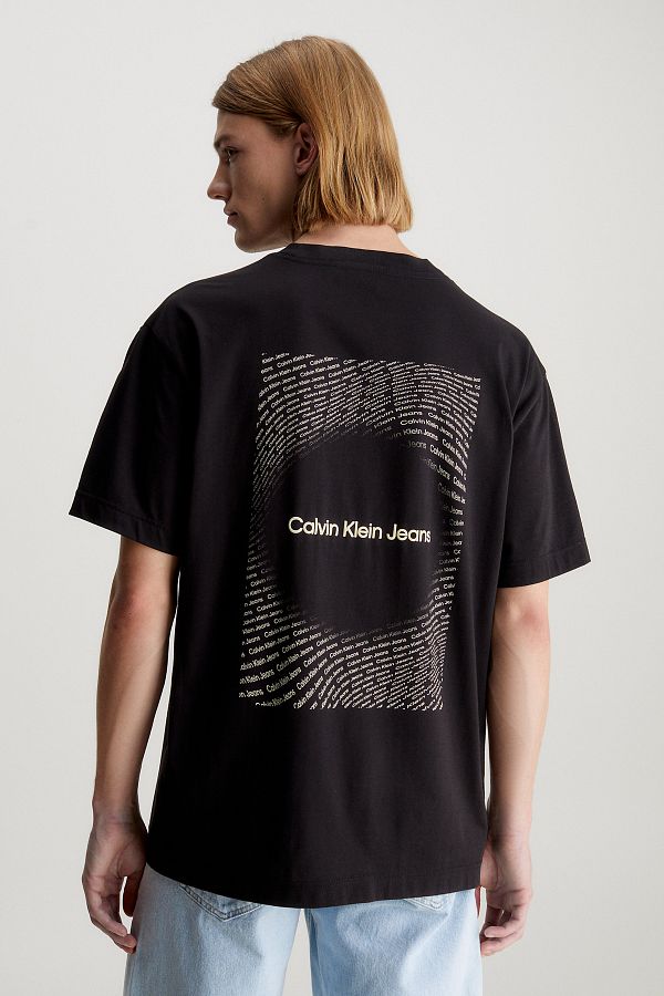 Calvin Klein T Shirt aus Baumwolljersey mit Rundhalsausschnitt und entspannter Passform und Aufdruck auf der Ruckseite J30J325492BEH Herren T SHI Trendyol