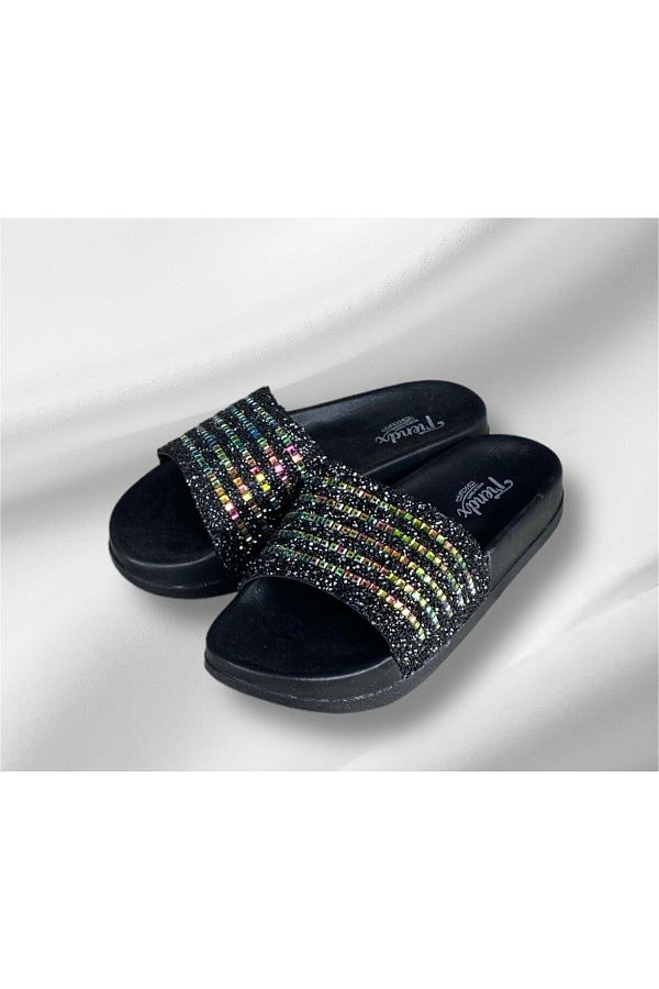 Trending female slippers 2025