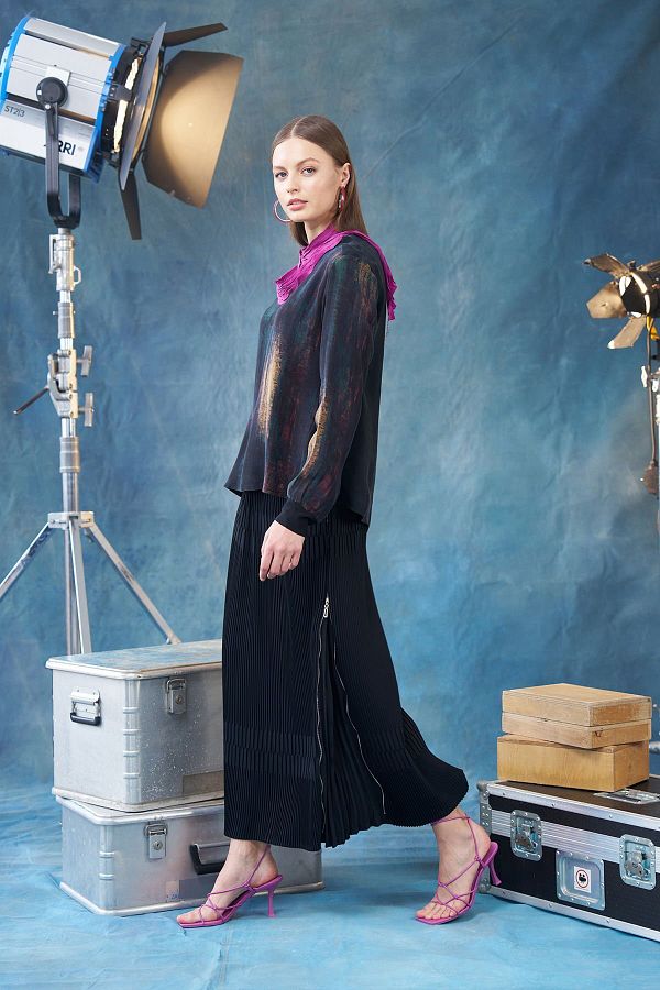 Black pleated skirt with zipper online