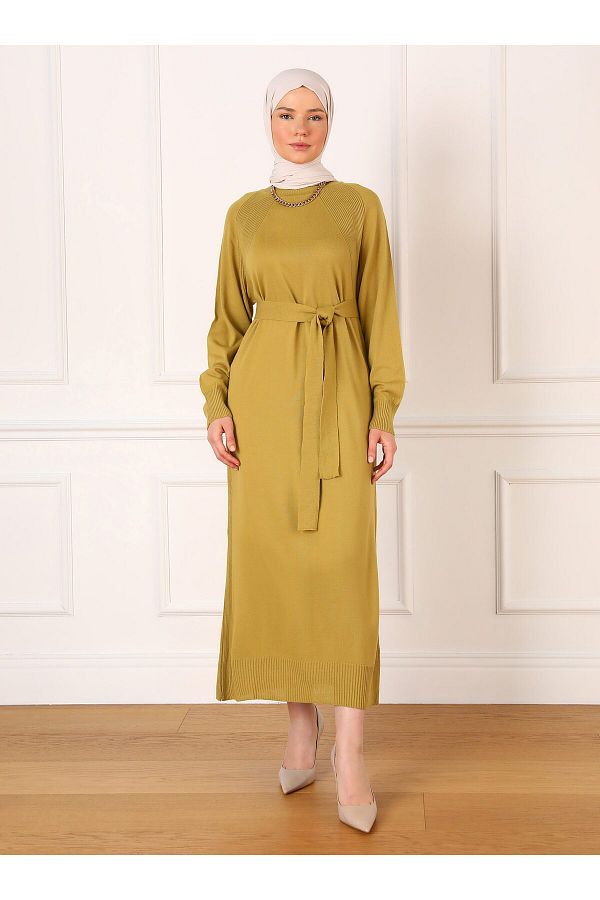 Refka-Hijab-Kleid aus Strick mit Raglanärmeln und Gürteldetail – Ölgrün – Refka 1