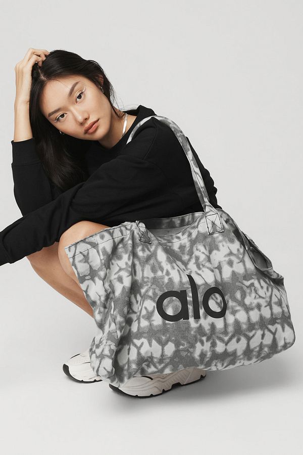 Alo Yoga Stylish and Durable Tie Dye Shopper Tote with Yoga Logo Canvas Bag Trendyol
