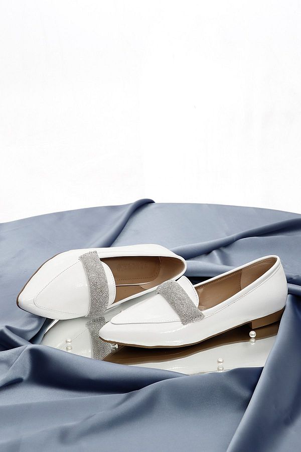 GÖNDERİ(R)-Weiße Ballerinas aus Lackleder mit spitzer Zehenpartie und kurzem, dickem Absatz in Steinoptik für Damen 35309 1