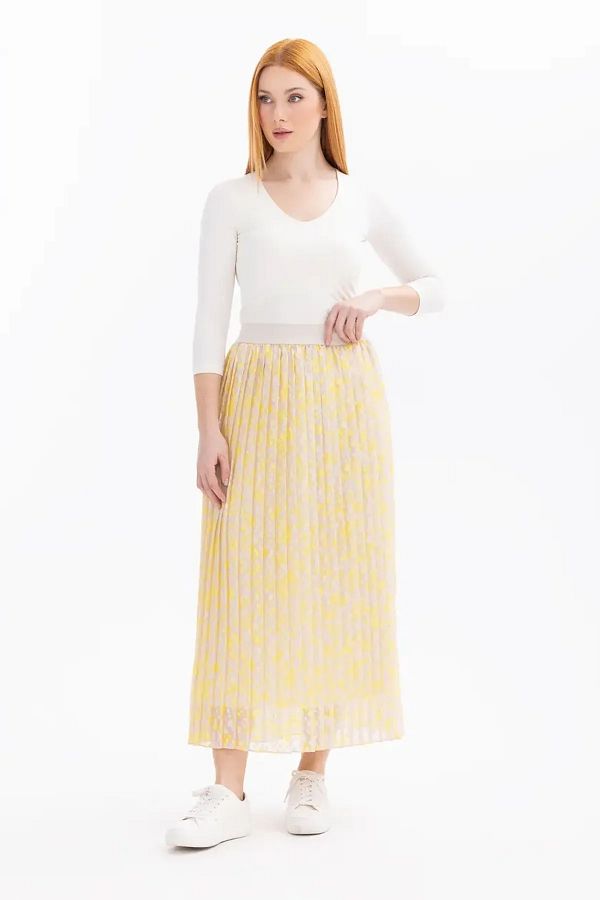Elastic waist pleated skirt yellow top