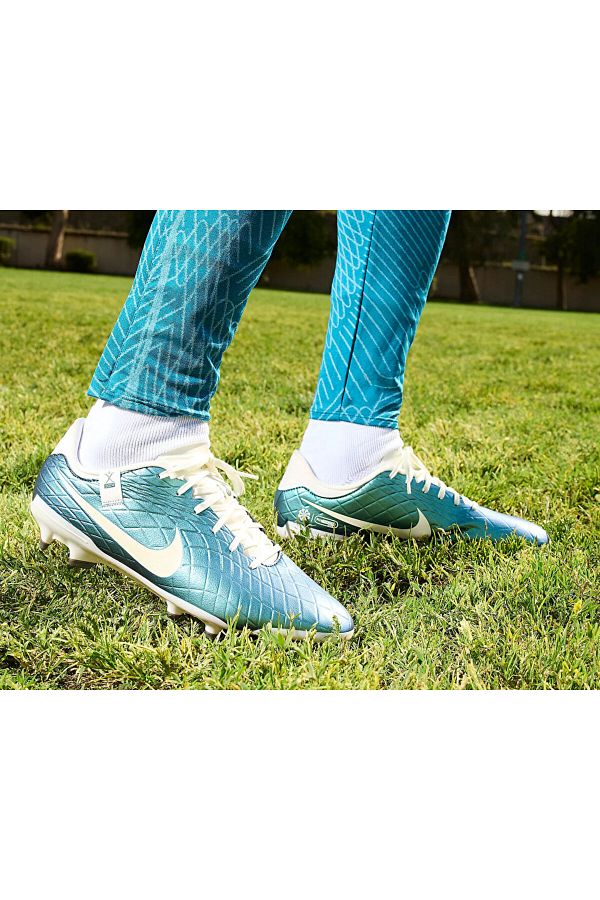 Football shoes 300 top