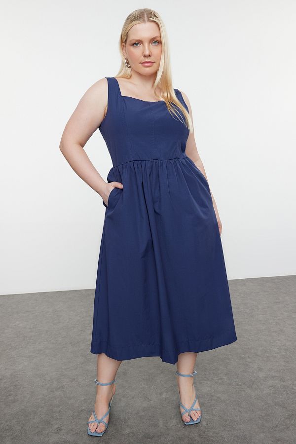 Trendyol Curve-Elastické šaty Indigo Midi – čtvercový límec a pas s gumou TBBSS24AH00208 1