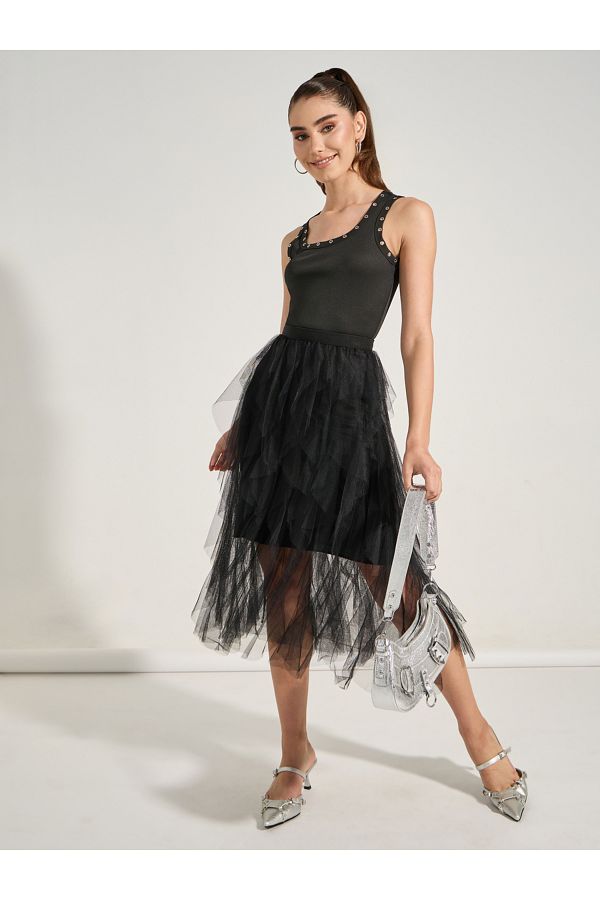 Mesh insert skirt outlet