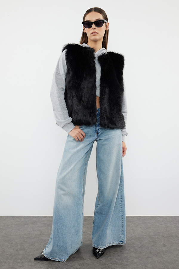 Trendyol Collection Schwarze, übergroße Winter-Pelzweste