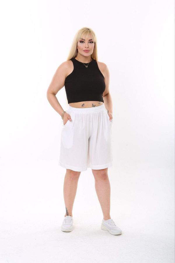 vividbutik-Plus Size - Shorts with Pockets and Elastic Waist 1
