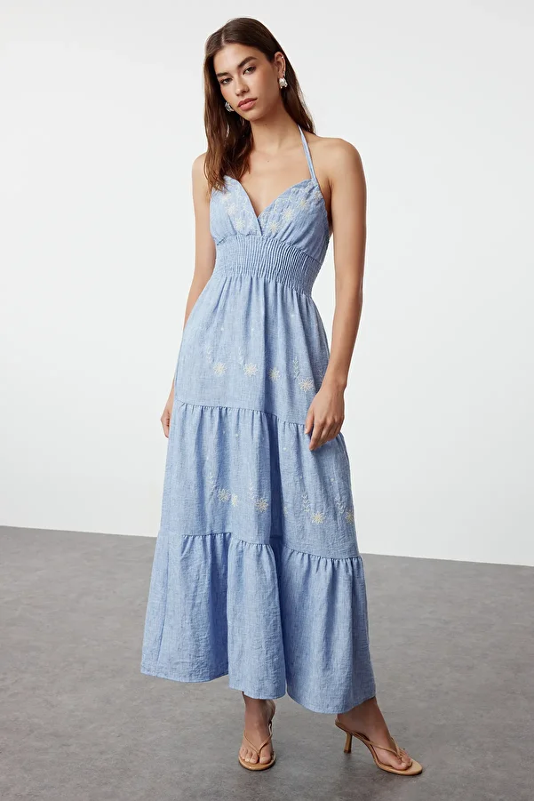 Trendyol Collection-Modré květinové vyšívané midi tkané šaty s pasem TWOSS24EL01116 1