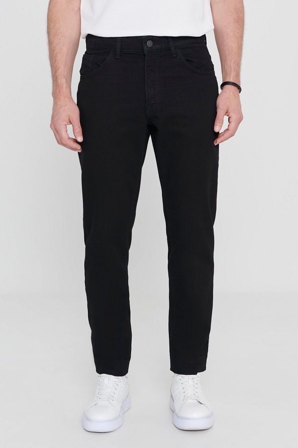 ALTINYILDIZ CLASSICS-Schwarze Jeans für Herren im Comfort Fit mit entspanntem Schnitt aus 100 % Baumwolle 1