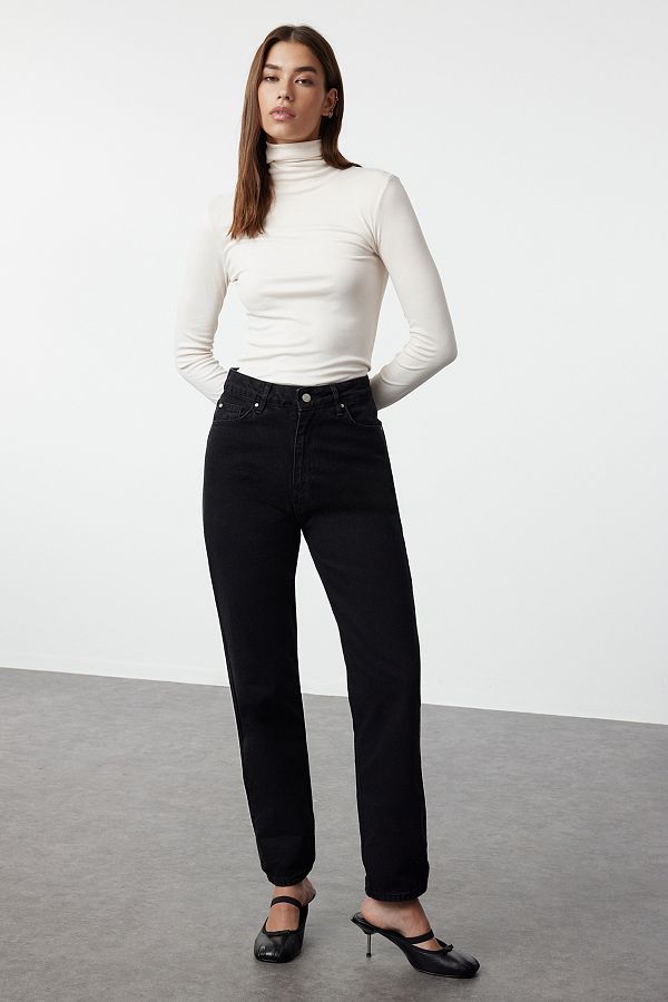 Trendyol Collection-Schwarze High-Bel-Mom-Jeans TWOSS20JE0108 1