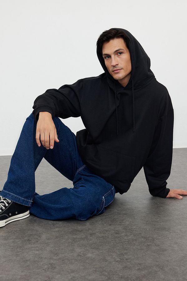 Trendyol Collection-Übergroßes schwarzes Fleece-Sweatshirt mit Kapuze - TMNAW23sw00195 1
