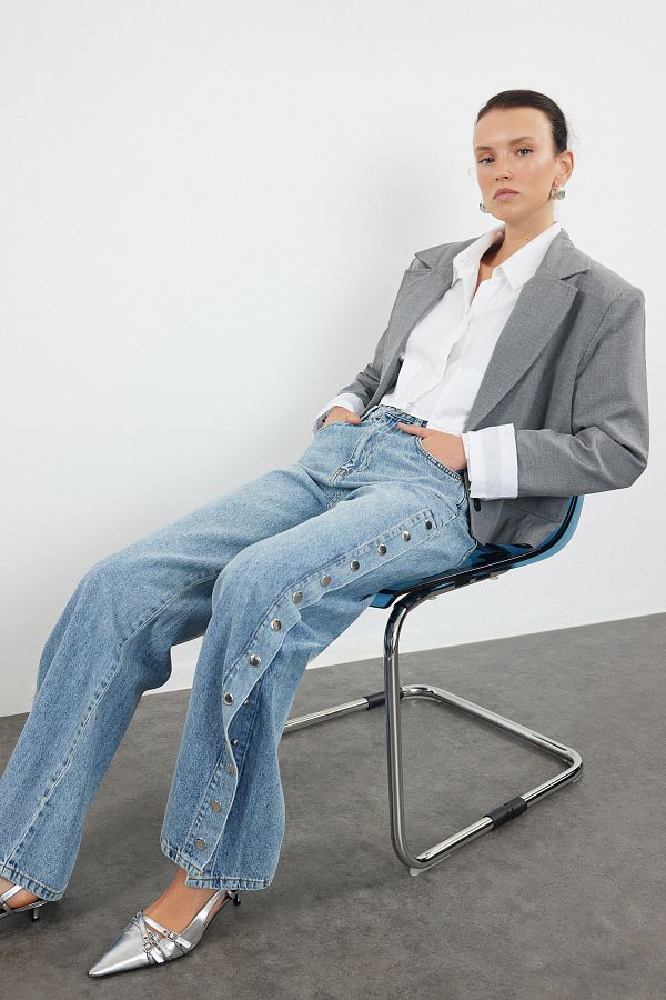 Trendyol Collection-Blau – Mehr haltbare Jeans mit weitem Bein und hoher Taille und Accessoire-Detail TWOAW25JE00028 1