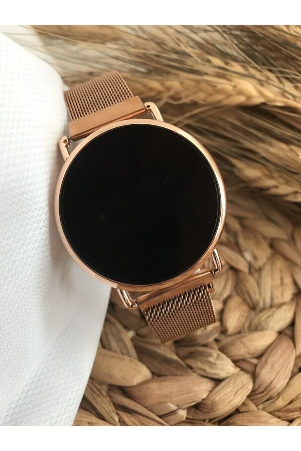 Women's watch with magnetic band outlet