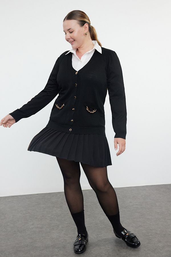 Trendyol Curve-Schwarzer Strickcardigan mit V-Ausschnitt und Taschen – Kettendetail TBBAW25AV00001 1