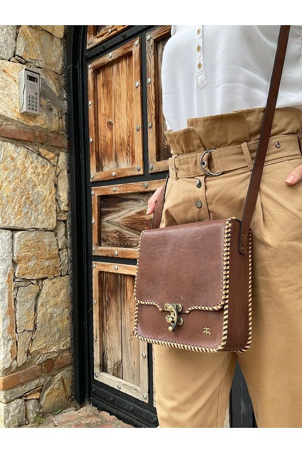 Lockable messenger bag outlet