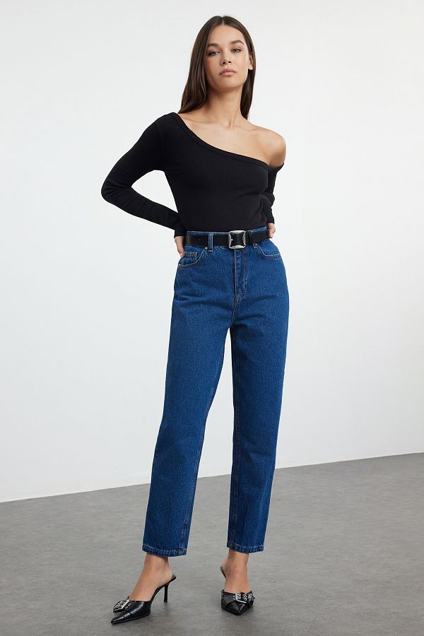 Trendyol Collection-Indigoblaue Mom-Jeans mit hoher Taille TWOSS20JE0108 1
