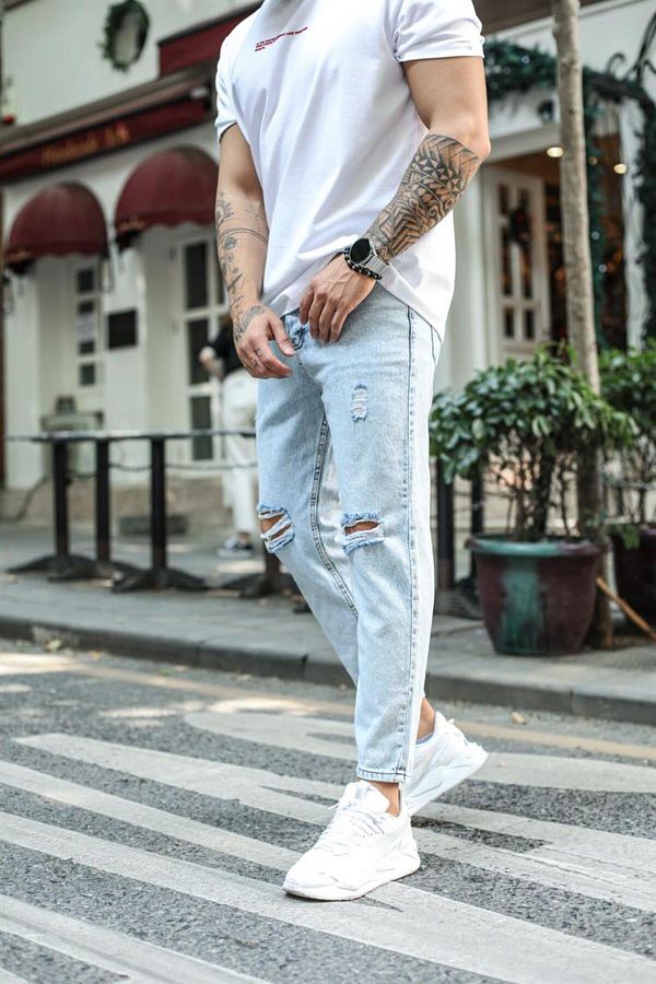 Boyfriend jeans ripped outfit shop