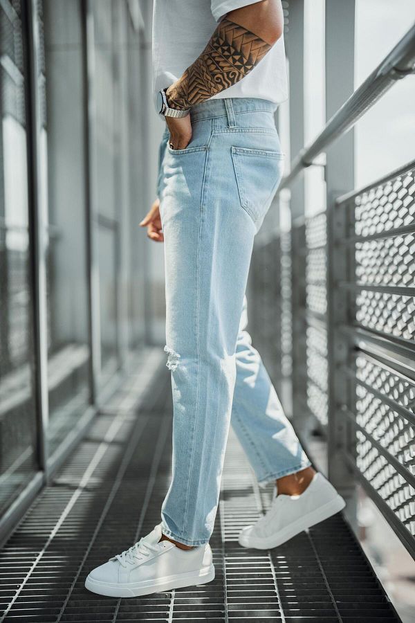 Light blue boyfriend jeans outfit store