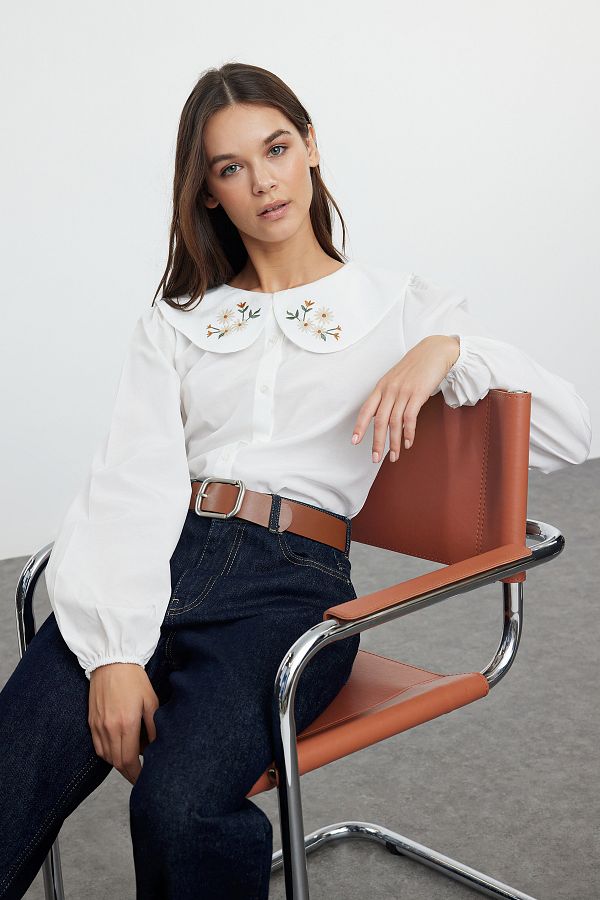 Trendyol Collection-Πουκάμισο από βαμβάκι εκρού - Λεπτομερής γιακάς με κέντημα, κανονική εφαρμογή TWOSS23GO00009 1