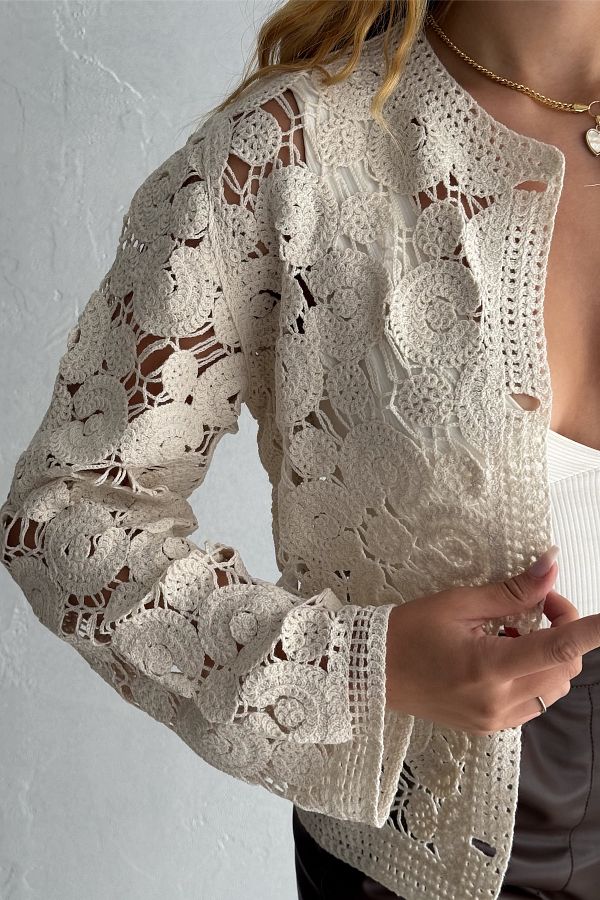 FEMELLE Beige Lace JackeT Women s STanDarD Size BuTToneD CrocheT Trendyol