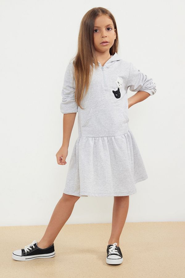 TRENDYOLKIDS-Сукня для дівчинки бавовняна Orme Сірий меланж Тонка кишеня кенгуру з капюшоном TKDAW25EL00014 1