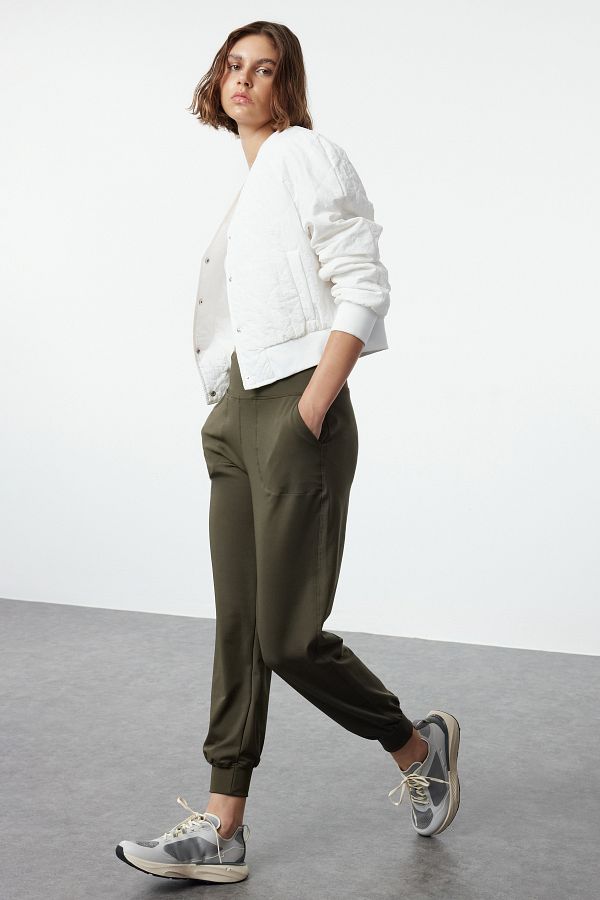 Trendyol Collection-Bequem geschnittene dunkelkhakifarbene Sport-Jogginghose - THMSS24EA00001 1