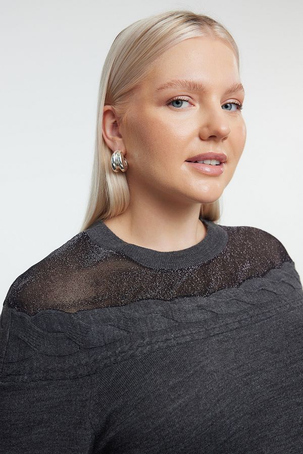 Trendyol Curve-Anthrazitfarbener Strickpullover mit geflochtenen Haaren und Tülldetails TBBAW25AN00037 1