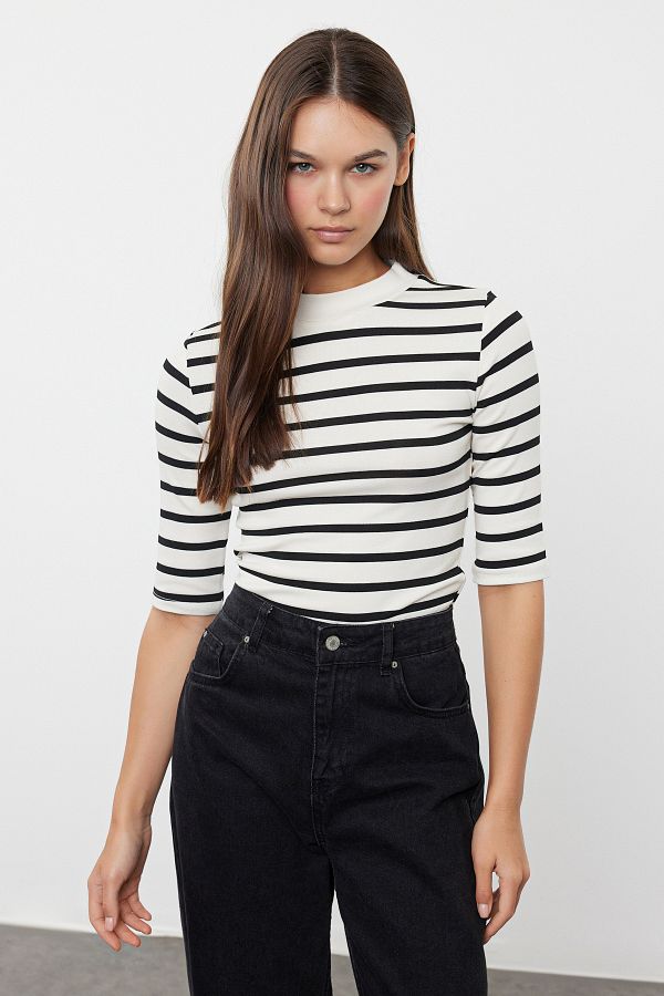 Trendyol Collection-Czarna dzianinowa bluzka w paski – stójka, rękaw 3/4, regularny krój TWOAW25BZ00024 1