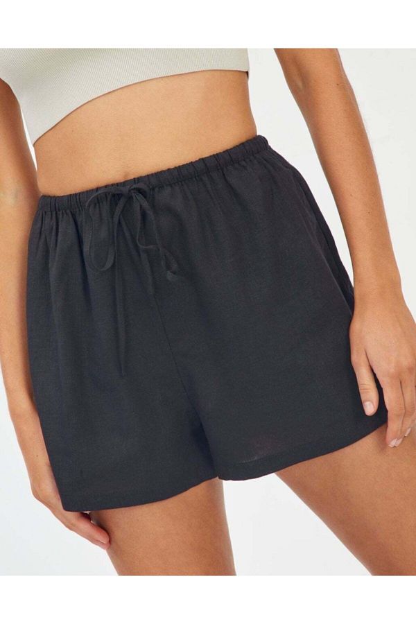 Piola Club Women s Short Pocketless Black Linen Shorts Trendyol