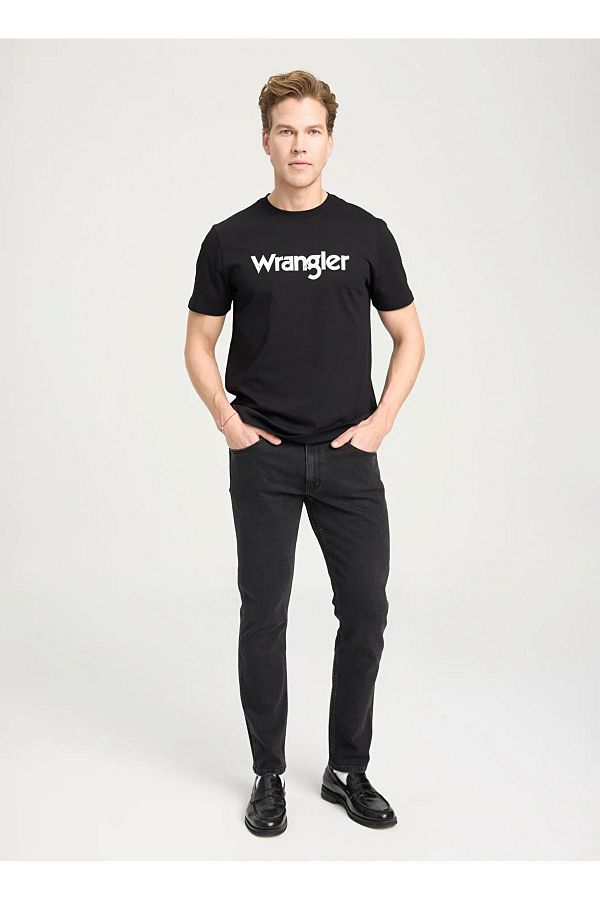 WRANGLER-Czarne jeansy Greensboro - niski stan, prosta nogawka, regularny krój 1