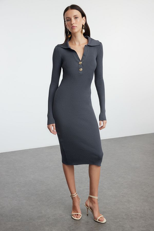 Trendyol Collection-Sukienka dzianinowa midi z golfem i antracytowym dekoltem - TWOAW24EL00030 1