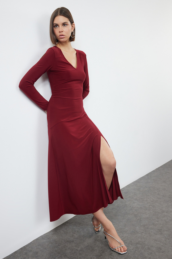 Trendyol Collection-Flexibles V-Ausschnitt-Maxi-Strickkleid in Burgunderrot - Volantrock, Skater-Stil TWOAW25EL00111 1