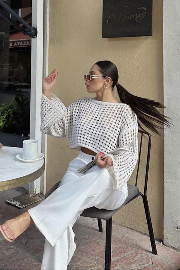 AYŞEGÜLKOPUZCLOSHES-Crop halenka s perforovaným úpletovým topem 1
