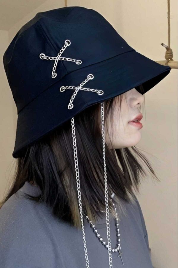 Floppy hat with chain discount