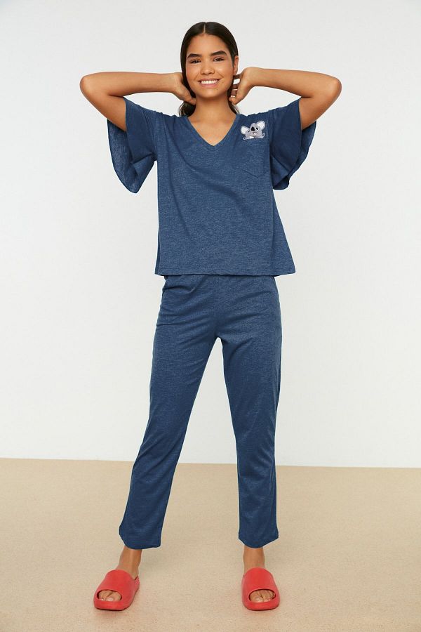 Trendyol Collection-Petrolfarbenes Pyjama-Set aus Baumwolle mit Koala-Print und Ärmeln sowie Schwungrad-Details THMSS20PT0172 1