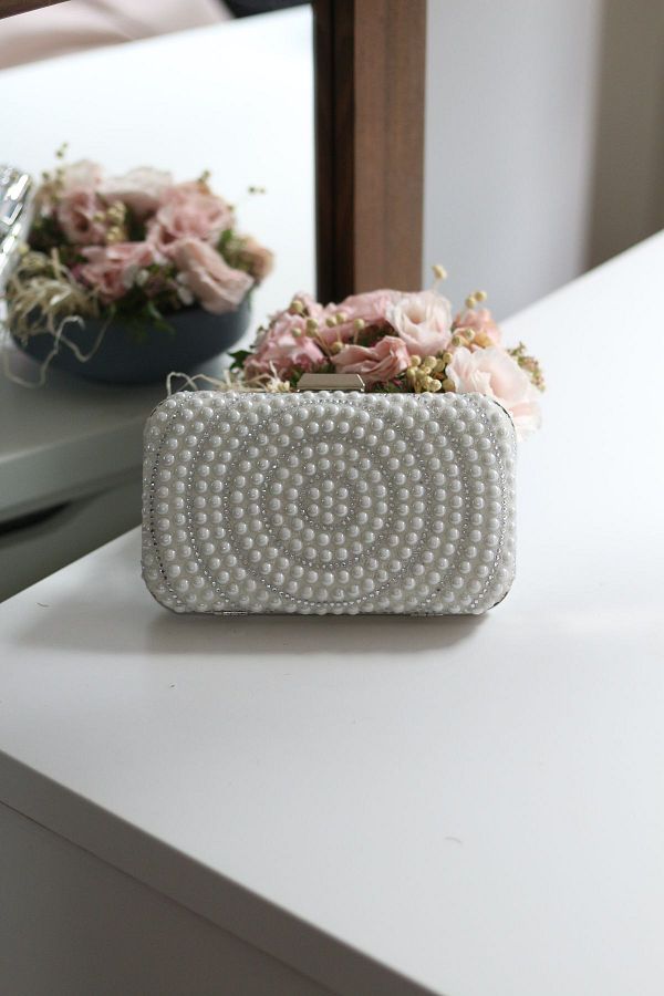 Round pearl bag shop