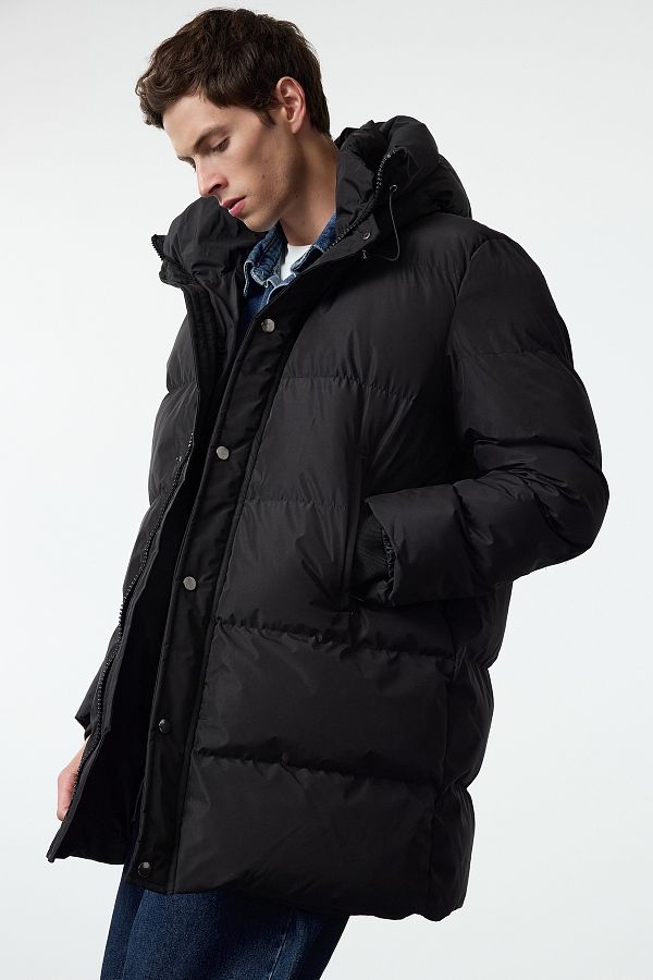 Trendyol Collection-Schwarze Puffer-Winterjacke mit Kapuzenreißverschluss - Regular Fit TMNAW25MO00021 1