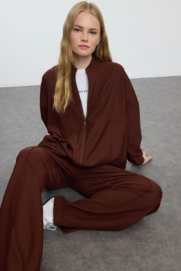 Trendyol Modest-Übergroßes, strukturiertes Trainingsanzug-Set in Braun - TCTAW25EN00004 1