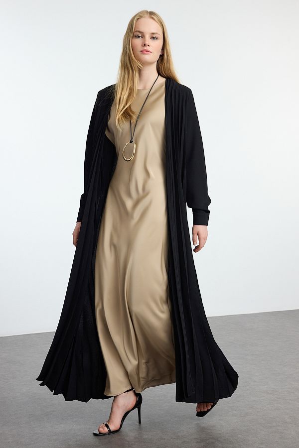 Trendyol Modest-Plissierte schwarze Kappe - Ferace/Abaya TCTAW25KF00008 1