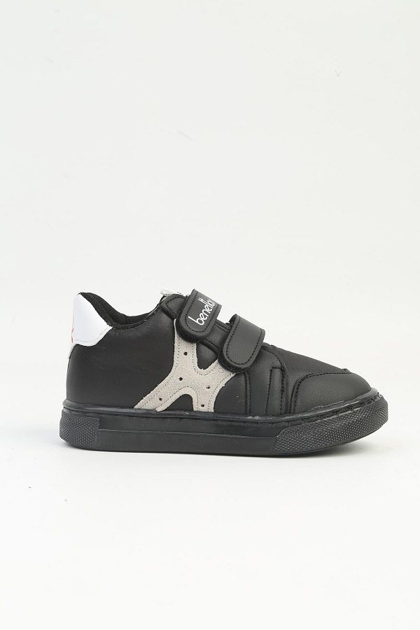 Benetton sports shoes top