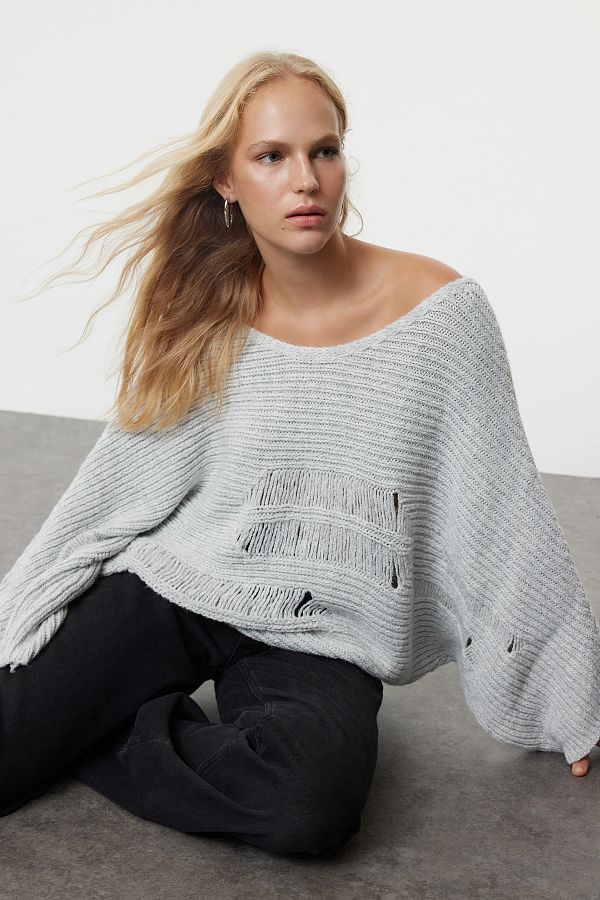 Trendyol Collection-Grauer Pullover mit V-Ausschnitt und Strickdetails - TWOAW25KZ00176 1