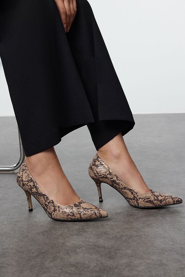 TRENDYOL SHOES-Коричневі жіночі класичні туфлі на підборах з різнокольоровим зміїним візерунком TAKAW25TO00019 1