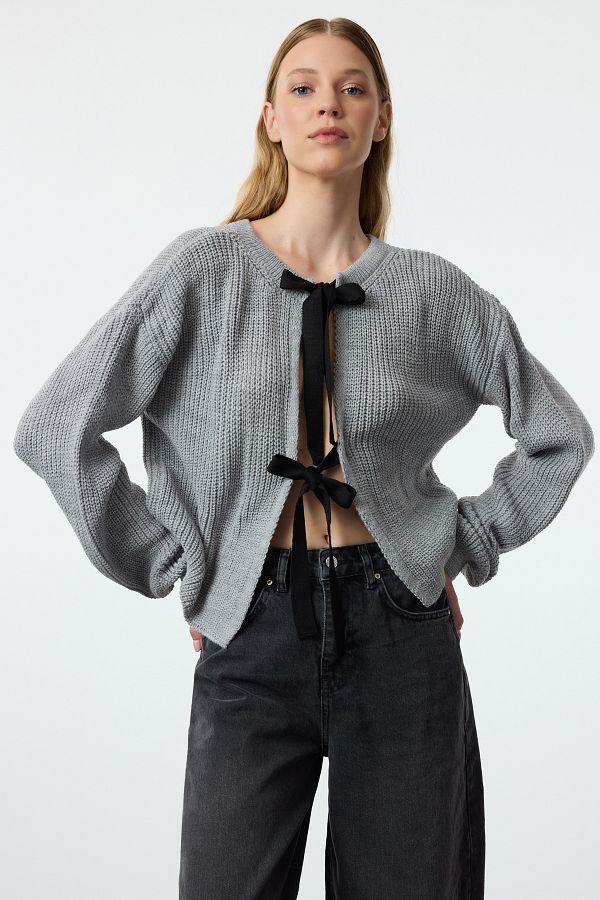 Trendyol Collection-Doppelseitiger grauer Crop-Strickpullover – tragbar mit Band- und Schleifendetail TWOAW25KZ00074 1