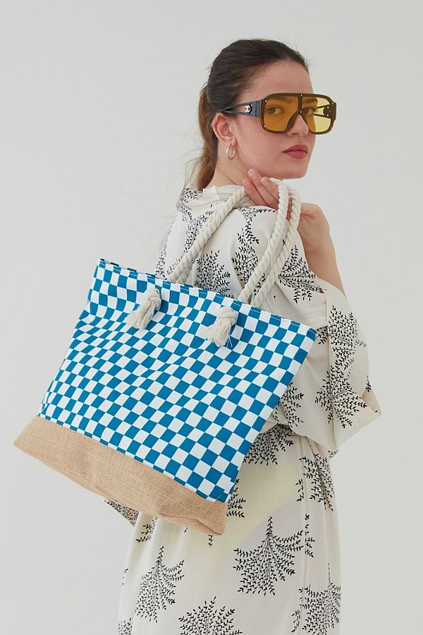 Straw beach bag with zipper outlet